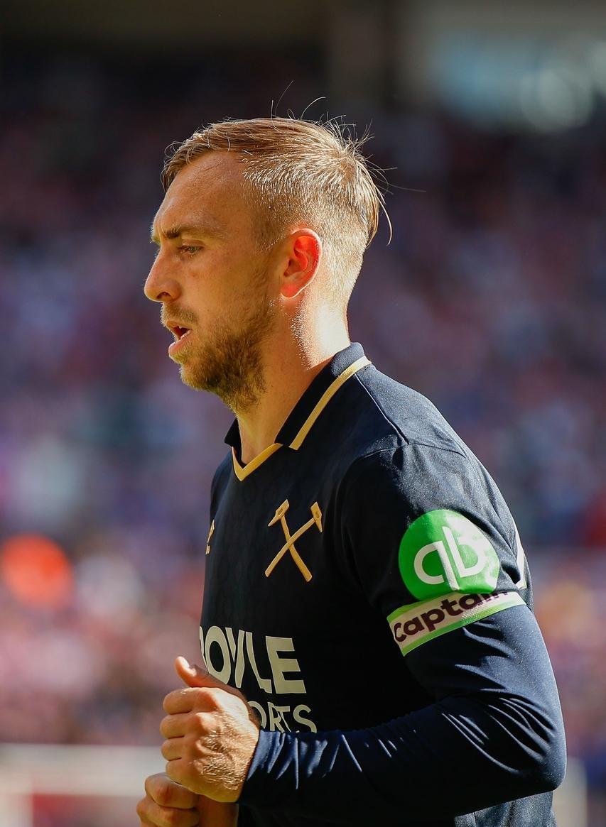 开云平台-转折点！上海海港防线松动，英超集结日攻防权衡，球迷炸锅，训练强度明显提升的简单介绍